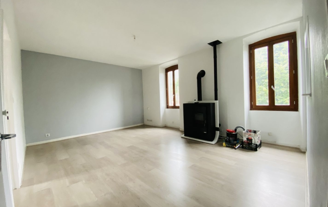  SARL PICOT IMMOBILIER -  : Building | SAINT-LAURENT-DU-PONT (38380) | 342 m2 | 249 000 € 