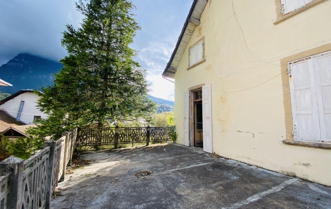  SARL PICOT IMMOBILIER -  : House | SAINT-LAURENT-DU-PONT (38380) | 195 m2 | 185 000 € 